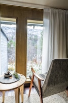 Dobbeltrom – signature, 1 queensize-seng, ikke-røyk, fjellutsikt | Dundyner, senger med overmadrass og individuelt dekorert