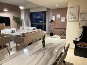 Living area - Pure Sand Luxury Hostel (Dubai)