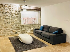 Smart TV, books, computer monitors - Renovated 19th-century farmhouse, perfect for short or extended stays. (Saint-Julien-en-Genevois)