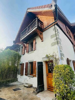 Exterior - Renovated 19th-century farmhouse, perfect for short or extended stays. (Saint-Julien-en-Genevois)