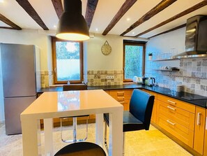 Fridge, microwave, oven, stovetop - Renovated 19th-century farmhouse, perfect for short or extended stays. (Saint-Julien-en-Genevois)