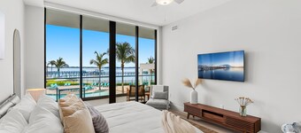 Melbourne Riverfront condo by the beach, pool, hot tub, dock, washer/dryer 