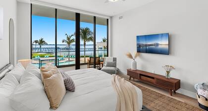 Melbourne Riverfront condo by the beach, pool, hot tub, dock, washer/dryer