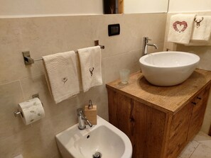 Doccia, asciugacapelli, bidet, asciugamani