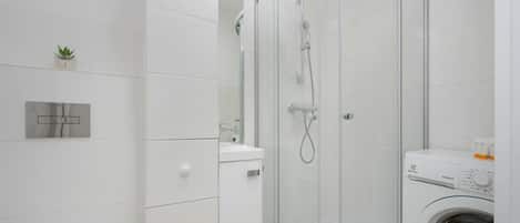 Shower, shampoo