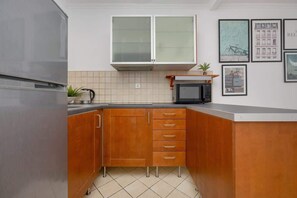 Microwave, stovetop, electric kettle, cookware/dishes/utensils - Comfortable Apartment | Balcony | SmartTv | (Warszawa)