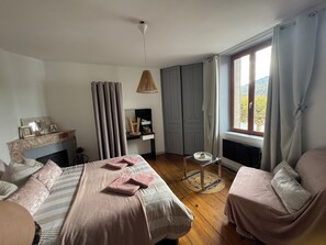 1 dormitori, caixa forta a l'habitació i escriptori