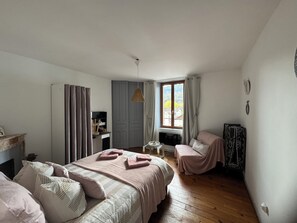 1 bedroom, in-room safe, desk, iron/ironing board - Appartement on the Viarhôna 5 Minutes to Walibi (Brégnier-Cordon)