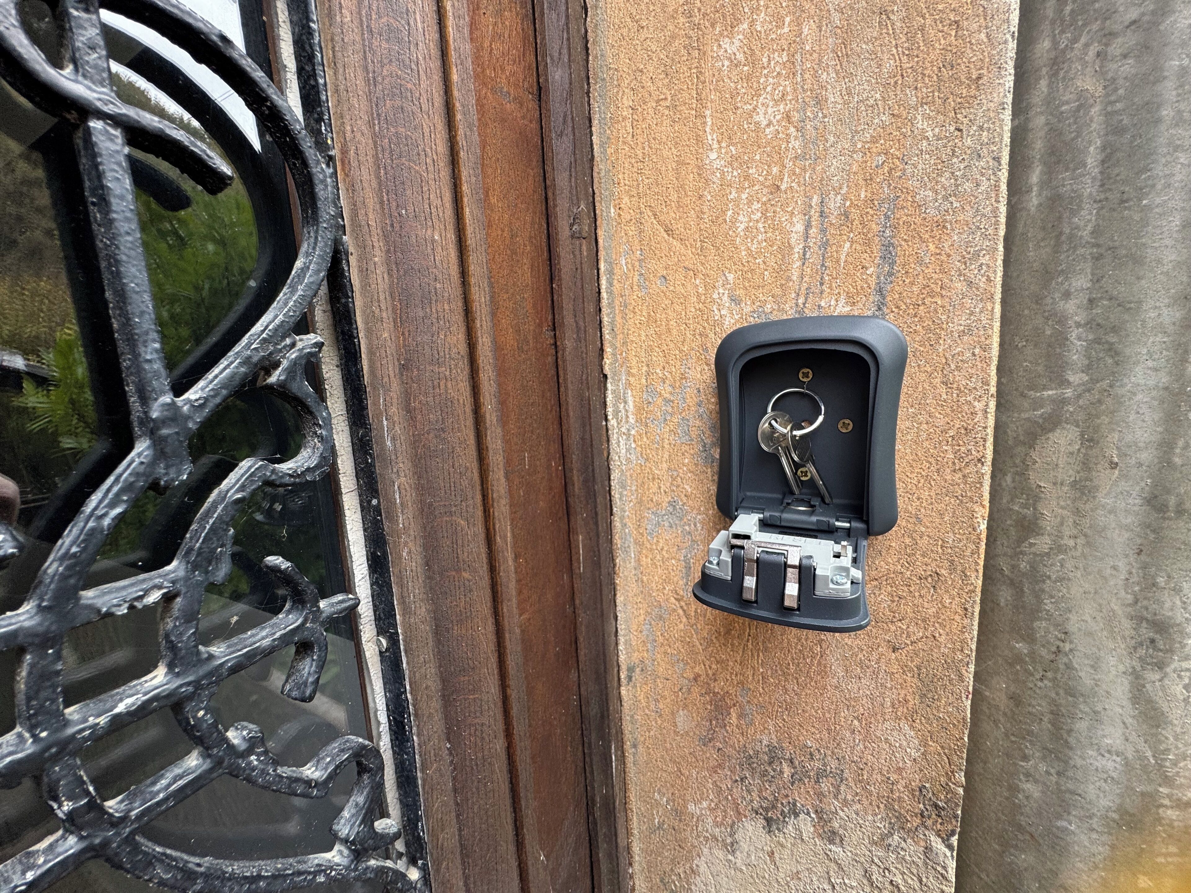 Una porta con una serratura e una chiave in un portachiavi.