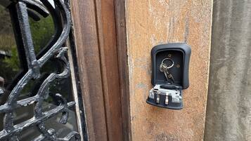Una porta con una serratura e una chiave in un portachiavi.
