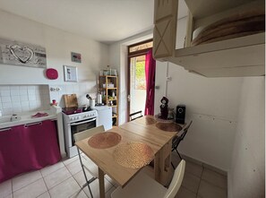 Réfrigérateur, micro-ondes, four, plaque de cuisson