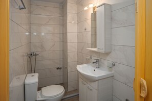 Dusj, hårføner, håndklær og såpe