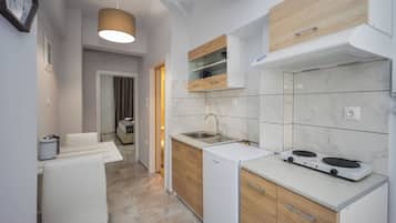 Tủ lạnh nhỏ, bếp nấu, dụng cụ pha cà phê/trà, ấm điện
