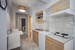 Mini-fridge, stovetop, coffee/tea maker, electric kettle - Sun City Apartments by Estia (Agios Nikolaos)