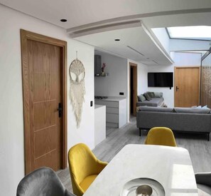 Interior - Appartement + 1 Studio Élégant en Plein Centre (Dar-el-Beida)