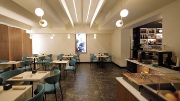 Un ristorante moderno con una sala da pranzo centrale, una zona bar con un bancone e scaffali, e un'ampia vetrata con vista.