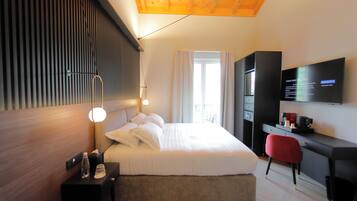 Minibar, brankas, meja kerja, dan kedap suara