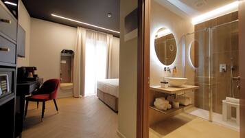 Economy Room | Minibar, in-room safe, desk, soundproofing