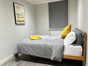 1 dormitorio, escritorio, wifi gratis y ropa de cama