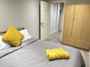 1 habitación, escritorio, wifi gratis y ropa de cama