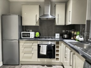 Frigorifero, microonde, forno, piano cottura