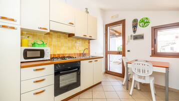 KĂŒhlschrank, Mikrowelle, Ofen, Herdplatte