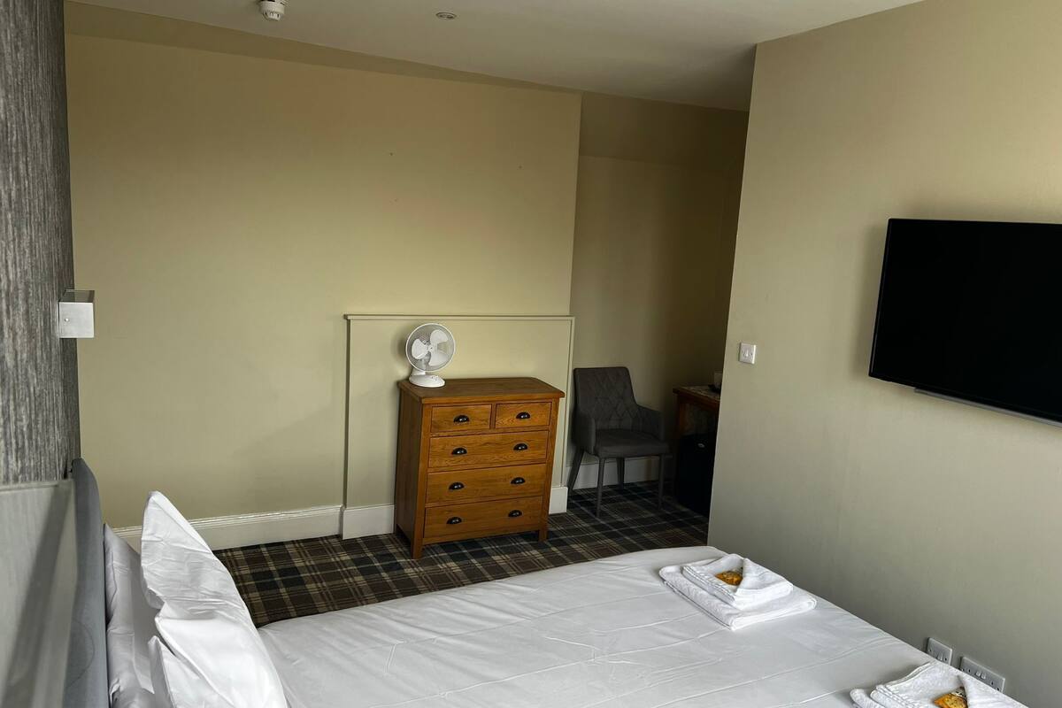Deluxe Double Room | Desk, WiFi (free), bed sheets