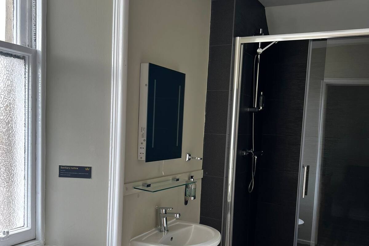 Deluxe Double Room | Desk, WiFi (free), bed sheets