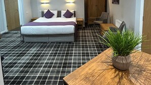 Deluxe Apartment | Desk, WiFi (free), bed sheets - Crown Court Hotel & Bar. (Inverness)