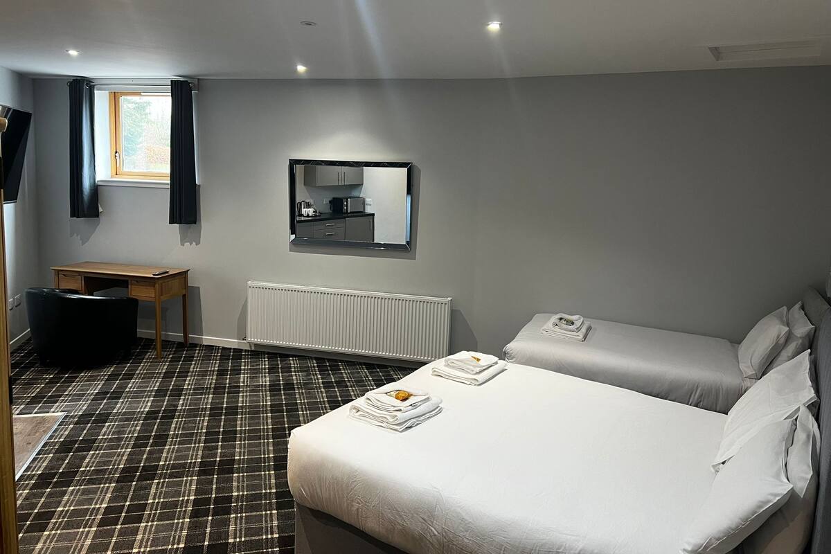 Family Triple Room | Desk, WiFi (free), bed sheets