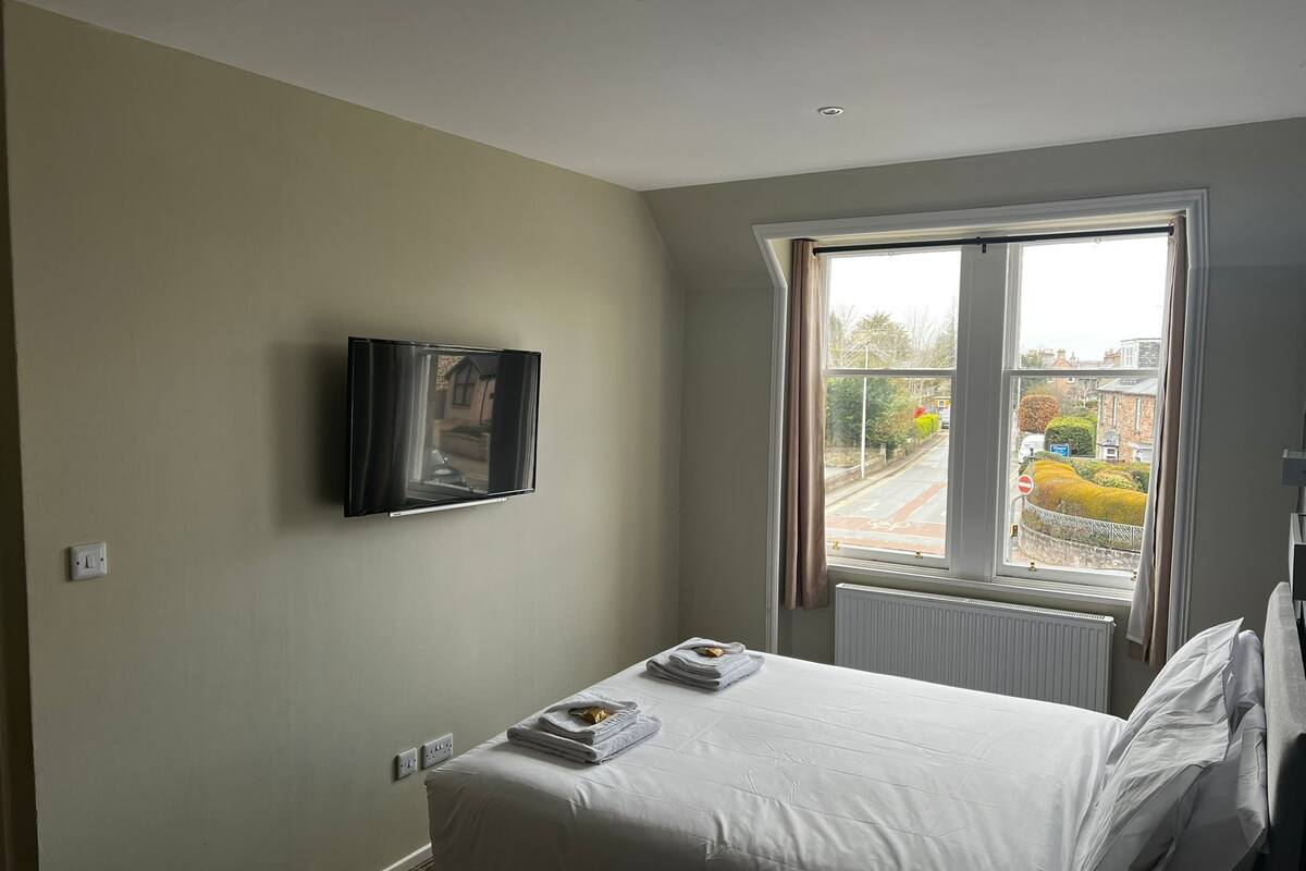 Deluxe Room | Desk, WiFi (free), bed sheets
