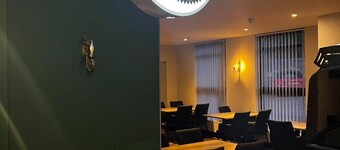 Crown Court Hotel & Bar.