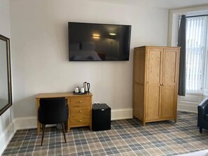 Desk, free WiFi, bed sheets - Crown Court Hotel & Bar. (Inverness)