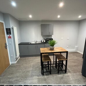 Desk, free WiFi, bed sheets - Crown Court Hotel & Bar. (Inverness)