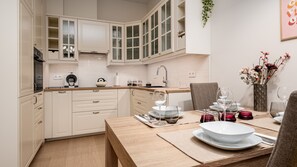 Apartamento (7) | Cocina básica privada | Frigorífico, placa de cocina y utensilios de cocina