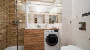 Apartment (7) | Bathroom | Shower, hair dryer, towels