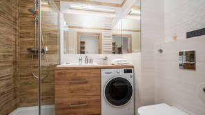 Apartamento (7) | Baño | Ducha, secador de pelo y toallas