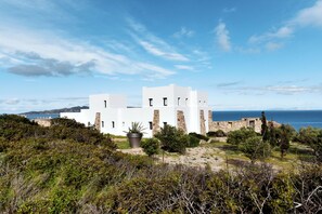 Exterior - 5-Bedroom Villa with a Breathtaking Panoramic View of the Aegean. (Milos)