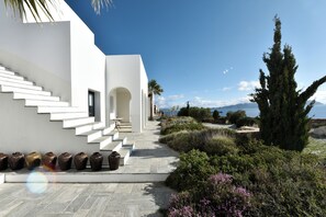 Property grounds - 5-Bedroom Villa with a Breathtaking Panoramic View of the Aegean. (Milos)