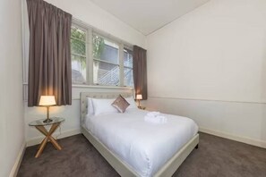 2 bedrooms, desk, iron/ironing board, WiFi - Luxe Resort Apt w Pool Car Park on Spencer (Docklands)