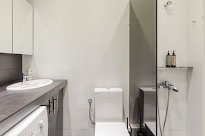 City Apartment | Bathroom | Shower, designer toiletries, hair dryer, towels - Chloe by halu!Apartments (Thessaloniki)