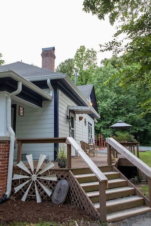 Exterior. The Shabby Chic Studio - Cute 1-Bedroom Close to UNC!