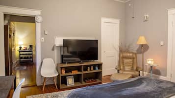 1 habitación, escritorio, tabla de planchar con plancha y wifi