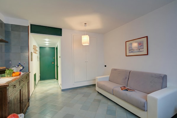Family Studio, Mountain View (Fiori di Miele) | Living area | 21-inch flat-screen TV with digital channels, TV