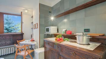 Estudio familiar, vista a la montaña (Fiori di Miele) | Cocina privada | Refrigerador, microondas, parrilla de estufa y utensilios de cocina