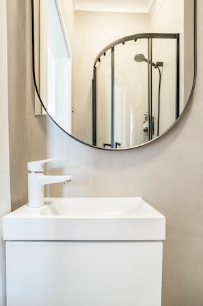 Departamento urbano | Baño | Regadera, secadora de cabello, toallas, jabón
