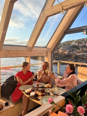 Outdoor dining - Unforgettable Floating Suite, located in the beautiful Kvenvær archipelago (Trøndelag)