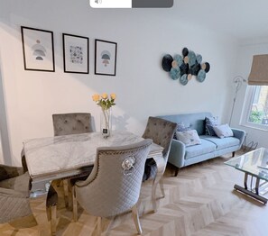 Apartment | Dining - Beautiful 3 Bedroom Apartment in Bournemouth (Bournemouth)
