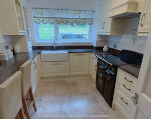 Apartment | Private kitchen - Beautiful 3 Bedroom Apartment in Bournemouth (Bournemouth)
