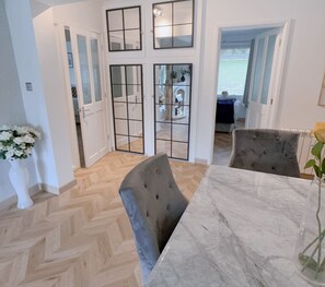 Apartamento | Banheiro | Chuveiro, secador de cabelo, toalhas de banho